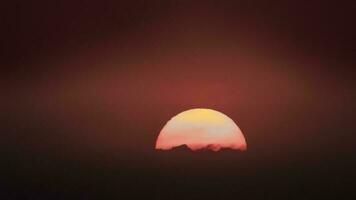 Orange Sonnenuntergang mit Wolken. foto