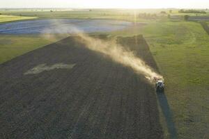 Traktor Pflügen das Feld, Pampas Landschaft, la Pampa, Argentinien. foto