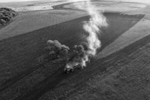 Traktor Pflügen das Feld, Pampas Landschaft, la Pampa, Argentinien. foto