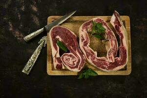 patagonisch Lamm Fleisch vorgestellt auf das hölzern Tisch, Patagonien Argentinien. foto