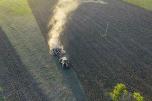 Traktor Pflügen das Feld, Pampas Landschaft, la Pampa, Argentinien. foto