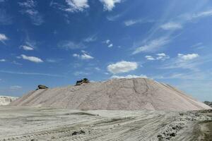 salzig Lagune bereit zu Extrakt roh Salz, Bergbau Industrie im Argentinien foto