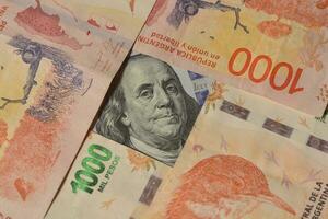 Neu Argentinien Banknoten und uns Dollar Rechnungen foto