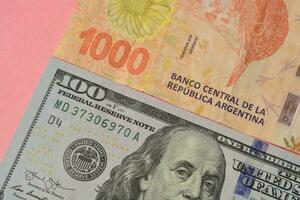 Neu Argentinien Banknoten und uns Dollar Rechnungen foto