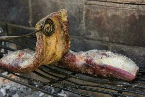 roh Fleisch stellen auf das Grill, traditionell Argentinien Küche, Asado Grill, Patagonien, Argentinien. foto