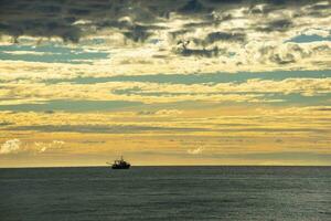 Schiff im Marine Landschaft beim Abend, Patagonien, Argentinien. foto