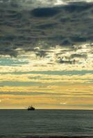 Schiff im Marine Landschaft beim Abend, Patagonien, Argentinien. foto