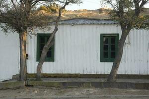 malerisch typisch Konstruktion im das Stadt, Dorf von puerto Pyramiden, Halbinsel Valdes, chubut Provinz, Patagonien, Argentinien. foto