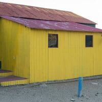 malerisch typisch Konstruktion im das Stadt, Dorf von puerto Pyramiden, Halbinsel Valdes, chubut Provinz, Patagonien, Argentinien. foto