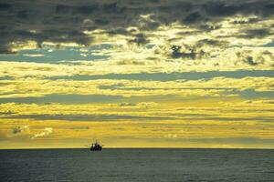 Schiff im Marine Landschaft beim Abend, Patagonien, Argentinien. foto