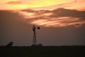 ländlich Landschaft mit Windmühle beim Sonnenuntergang, Pampas , Argentinien foto