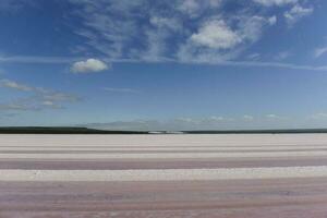 salzig Lagune bereit zu Extrakt roh Salz, Bergbau Industrie im Argentinien foto