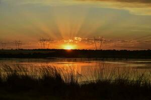 Sonnenstrahlen beim Sonnenuntergang, im Pampas Landschaft, Patagonien Argentinien foto