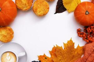 gemütliche Herbstwohnung mit Kaffee, Kürbis, Pullover und Kopierraum foto