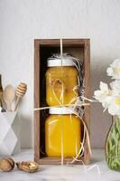 einstellen von Gläser mit Honig und Nüsse Honig im hölzern Box auf das Küche Tabelle foto