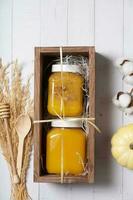 einstellen von Gläser mit Honig und Nüsse Honig im hölzern Box oben Sicht, eben legen foto