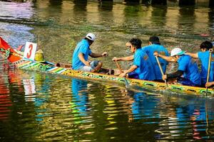 ho Chi Minh, viet nam - - 23 April 2023 verschwommen Bewegung von Boot Rennen im das traditionell ngo Boot Rennen Festival von khmer Menschen foto