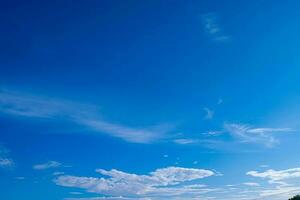 sommer blauer himmel wolkensteigung hellweißer hintergrund foto