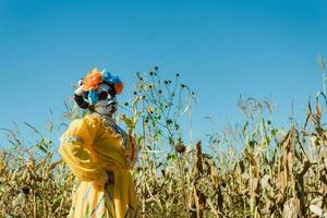 Mexikaner Frau im bunt Kleid und Schädel bilden im das Mexikaner Wüste Kaktus foto