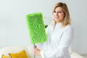 Porträt von Hausfrau Frau hält Mopp Pad - - Reinigung Konzept foto