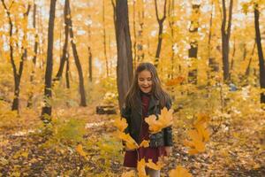 Herbst emotional Porträt von Lachen Kind Gehen im Park oder Wald foto