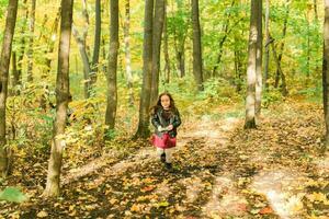 Kind Mädchen mit ein altmodisch Kamera im Herbst Natur. Fotograf, fallen Jahreszeit und Freizeit Konzept. foto