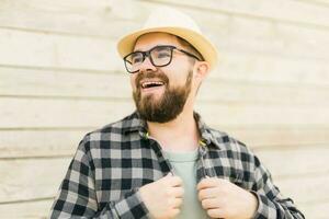 Lachen attraktiv Mann tragen Hut Über hölzern Hintergrund - - Emotion und Ferien Reise Ferien Konzept foto