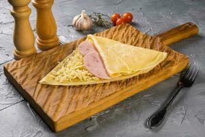 Französisch Krepp Pfannkuchen ausgestopft Schinken und Käse auf Schneiden Tafel foto