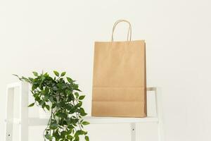recycelt Papier Einkaufen Tasche auf Regal - - Attrappe, Lehrmodell, Simulation foto