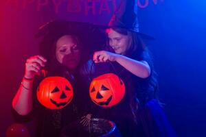 komisch Kind Mädchen und Frau im Hexen Kostüme zum Halloween. foto