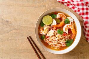 Instant-Nudeln Ramen in scharfer Suppe mit Shrimps oder Tom Yum Kung foto