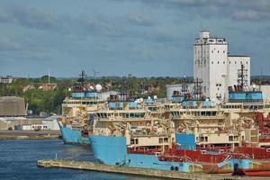 Hafenkran lädt einen Container in Fredericia, Dänemark foto
