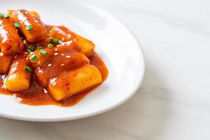 koreanische Reiskuchenstange in scharfer Sauce - tteokbokki foto