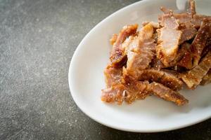 Gegrillter Schweinenacken oder auf Holzkohle gekochter Schweinenacken mit thailändischer scharfer Dipsauce