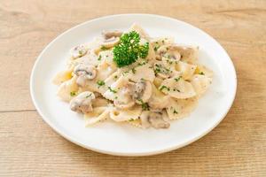 Farfalle-Nudeln mit Champignon-Weiß-Sahne-Sauce - italienische Küche