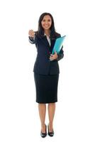 Geschäft, Ausbildung, Büro, Verkauf, echt Nachlass Konzept- lächelnd asiatisch Geschäftsfrau im voll Länge Stehen Über Weiß isoliert Hintergrund mit Blau Mappe und Schlüssel im Hände foto