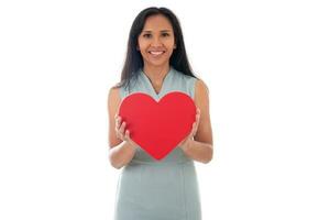 glücklich asiatisch schön Frau halt Liebe Symbol rot Herz. isoliert auf Weiß Hintergrund weiblich Modell- foto