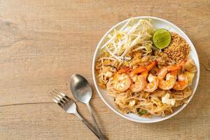 gebratene Nudeln mit Garnelen und Sprossen oder Pad Thai - asiatische Küche as foto