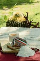 auf das Tabelle im Mexiko, Tassen von Horchata und Geschirr erwarten ein froh sammeln. foto