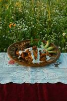 im Mexiko, traditionell Chilaquiles sind serviert auf ein Tabelle mit bunt Geschirr und frisch Zutaten. foto