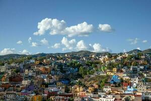 faszinierend Guanajuato ein malerisch Stadtbild geschmückt mit azurblau Himmel, Berg Ausblicke, und städtisch Charme foto