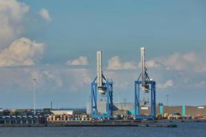 Hafenkran lädt einen Container in Kopenhagen, Dänemark foto