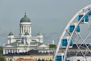 Riesenrad und Kathedrale der Diözese in Helsinki, Finnland foto