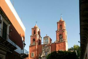 Kirche im Guanajuato, ein majestätisch Symbol von das Stadt Erbe, mit atemberaubend die Architektur und Himmel foto