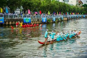 ho Chi Minh, viet nam - - 23 April 2023 verschwommen Bewegung von Boot Rennen im das traditionell ngo Boot Rennen Festival von khmer Menschen foto