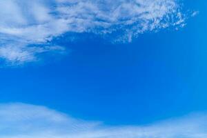 sommer blauer himmel wolkensteigung hellweißer hintergrund foto