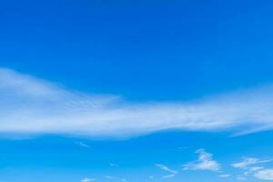 sommer blauer himmel wolkensteigung hellweißer hintergrund foto