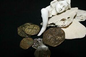 Meerjungfrau Verlegung auf Muscheln berühren Münzen von ein Schatz Brust. foto