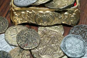 Gold und Silber Münzen gelegt aus auf Anzeige. foto
