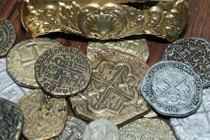 Gold und Silber Münzen gelegt aus auf Anzeige. foto